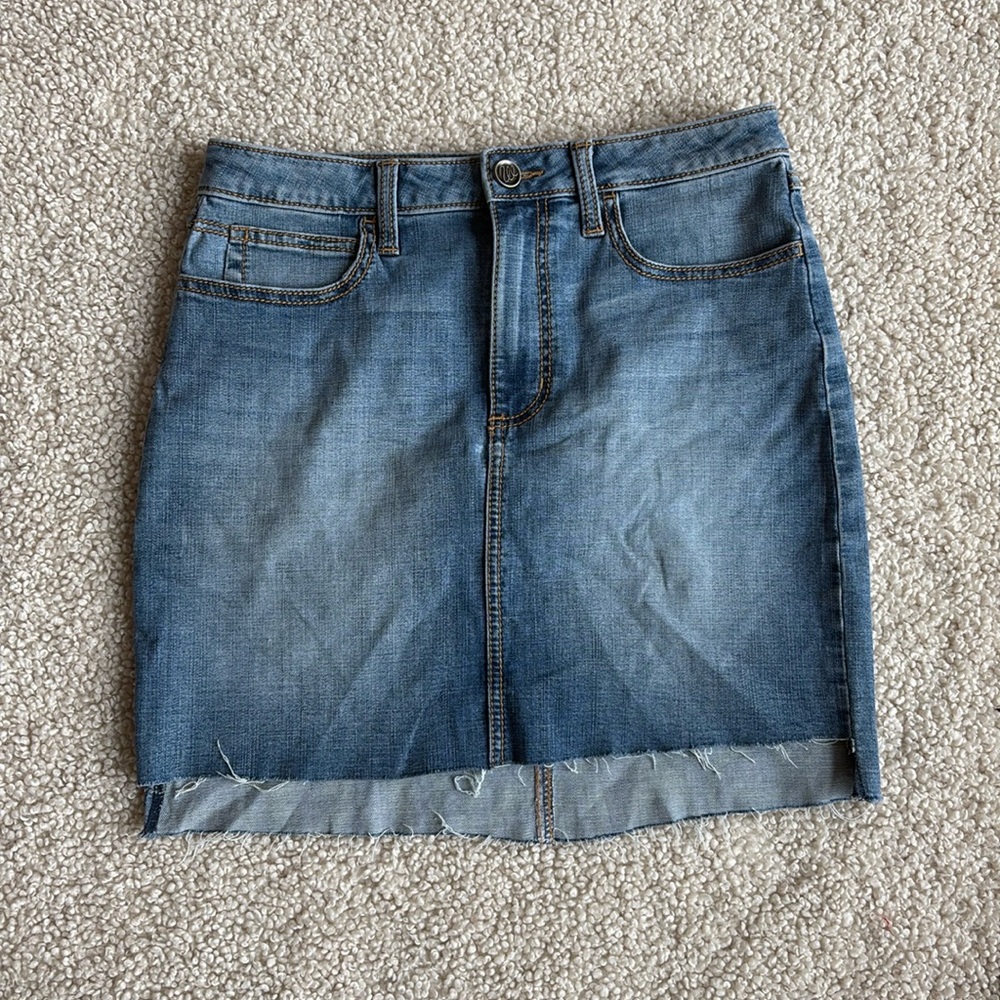 Size 9 Wrangler denim skirt.